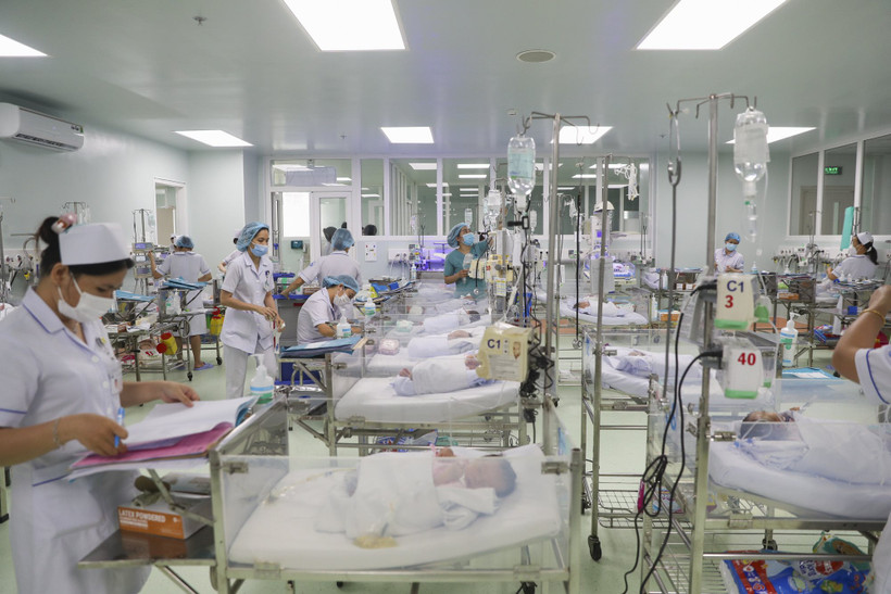 Công việc nhiều áp lực nhưng thu nhập chưa tương xứng là một trong những nguyên nhân khiến nhân viên y tế nghỉ việc. Ảnh: Huy Anh 