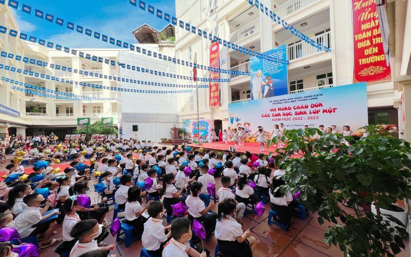 Học sinh lớp 1 trường tiểu học Thăng Long (Hoàn Kiếm, Hà Nội) trong ngày tựu trường.