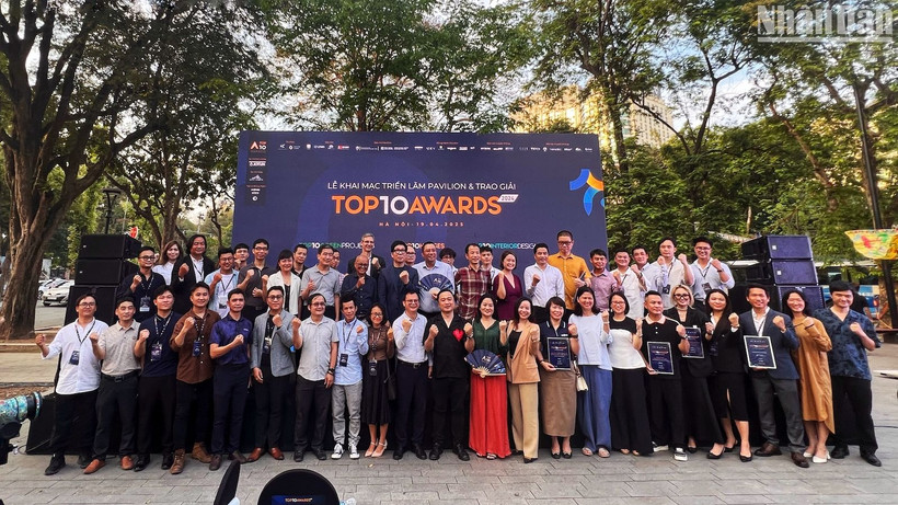 Các tác giả đạt giải chụp ảnh lưu niệm cùng Ban tổ chức, Hội đồng giám khảo và nhà tài trợ.