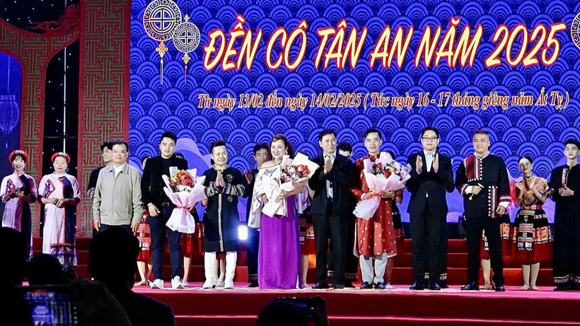 Lãnh đạo Huyện ủy Văn Bàn tặng hoa và chúc mừng các nghệ sĩ biểu diễn trong chương trình nghệ thuật tại lễ hội.