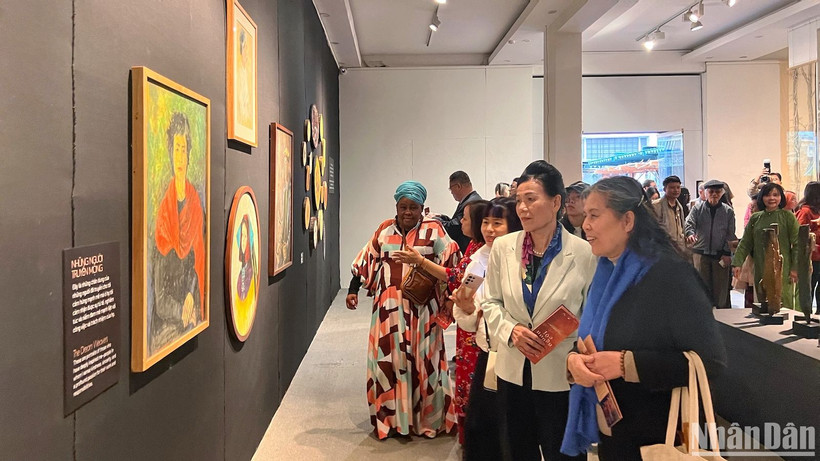 Triển lãm thu hút đông đảo khách tham quan trong ngày đầu mở cửa.