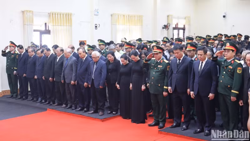 Các đại biểu dành một phút mặc niệm tưởng nhớ nguyên Chủ tịch nước Trần Đức Lương.