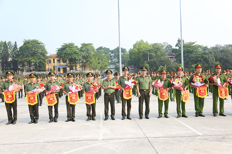 Lãnh đạo công an tỉnh tặng cờ lưu niệm và hoa cho các đội tham dự hội thao.