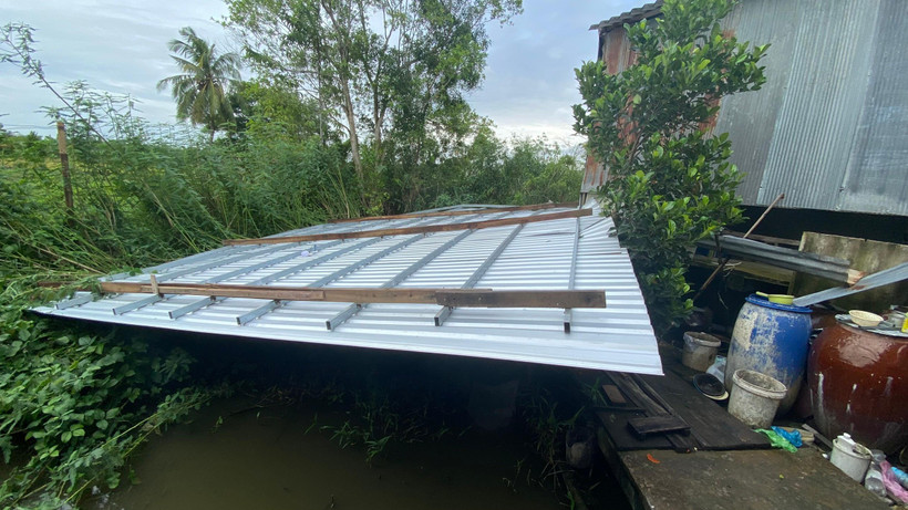 Căn nhà bị tốc mái do mưa lớn kèm dông lốc trong những ngày qua.