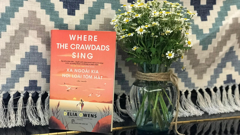 “Xa ngoài kia nơi loài tôm hát” của Delia Owens. (Ảnh: Cao Hải Giang)