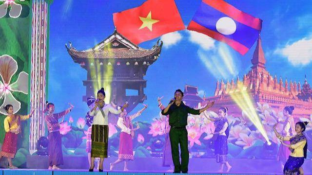 Bài hát “Gửi người câu hát giao duyên” với màn múa phụ họa của tốp múa Sơn La và Luông Pha Băng.