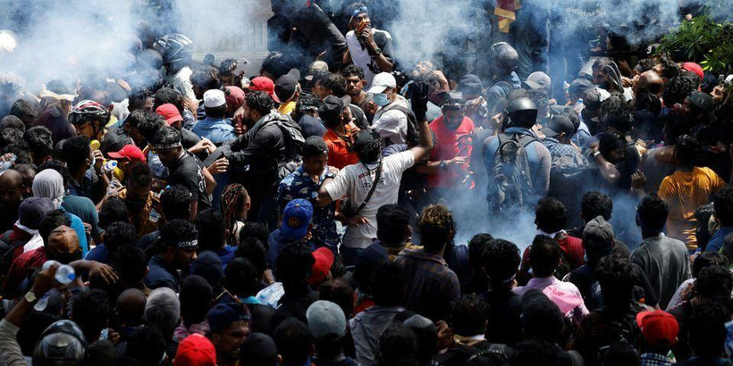 Người biểu tình tụ tập bên ngoài Văn phòng Thủ tướng Ranil Wickremesinghe, ngày 13/7. (Ảnh: Reuters)