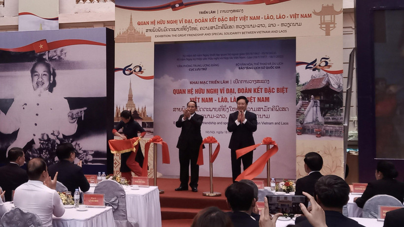Đồng chí Bounthong Chitmany và đồng chí Phạm Bình Minh cắt băng khai mạc Triển lãm. 