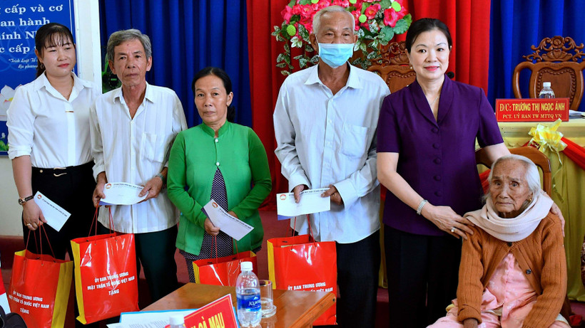 Bà Trương Thị Ngọc Ánh (áo tím) tặng quà các gia đình chính sách huyện Trần Văn Thời.