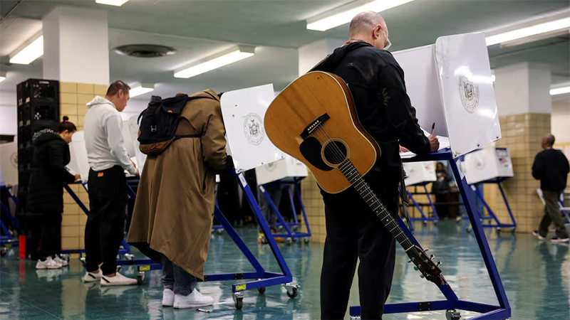 Cử tri bỏ phiếu tại Manhattan, New York. (Ảnh: Reuters)