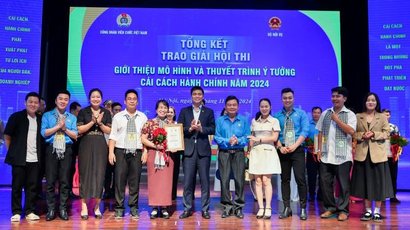 Đồng chí Ngọ Duy Hiểu trao giải Nhất tặng Công đoàn Viên chức Cần Thơ.