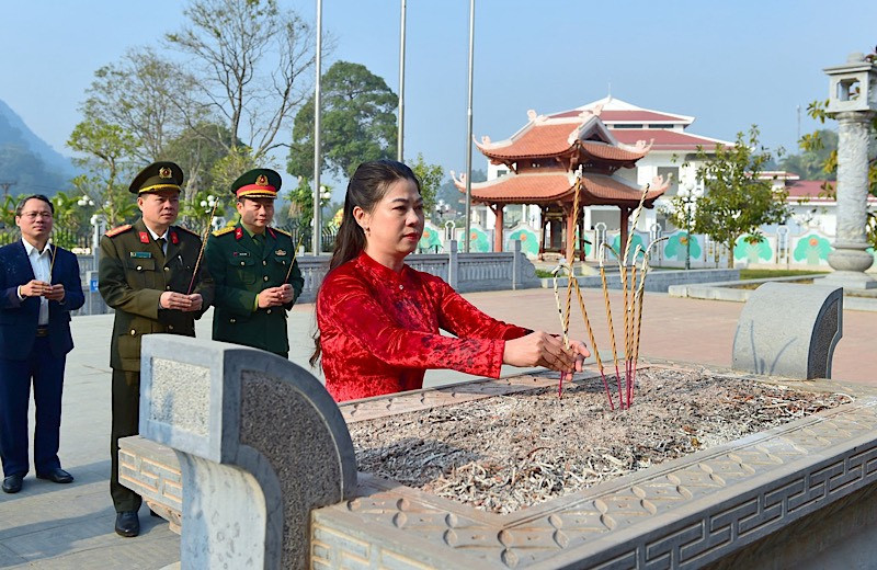 Đồng chí Lê Thị Kim Dung, Phó Bí thư Thường trực Tỉnh ủy, Chủ tịch Hội đồng nhân dân tỉnh dâng hương tưởng niệm Đại tướng Nguyễn Chí Thanh và các vị tiền bối cách mạng.