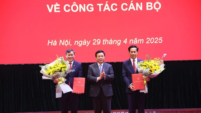 Đồng chí Nguyễn Xuân Thắng, Ủy viên Bộ Chính trị, Giám đốc Học viện Chính trị quốc gia Hồ Chí Minh, Chủ tịch Hội đồng Lý luận Trung ương trao quyết định của Ban Bí thư cho các đồng chí Phó Giám đốc Học viện Chính trị quốc gia Hồ Chí Minh Hoàng Phúc Lâm và Lê Văn Lợi. 