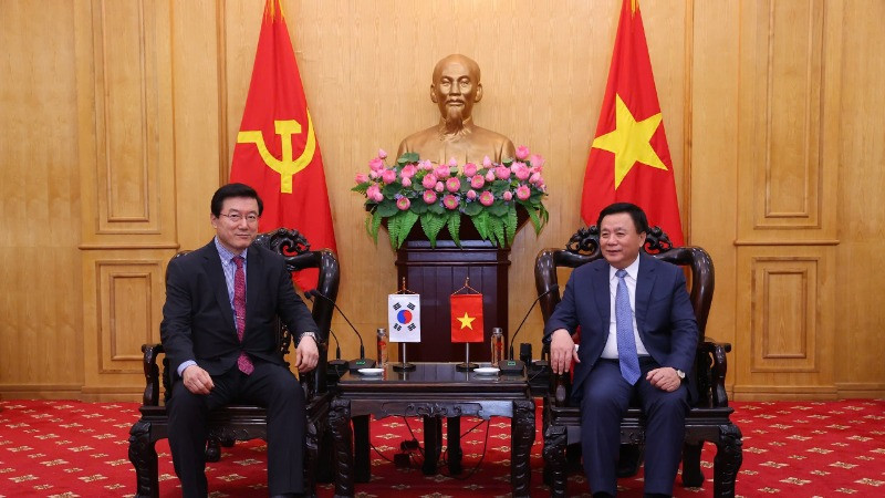 Đồng chí Nguyễn Xuân Thắng, Ủy viên Bộ Chính trị, Giám đốc Học viện Chính trị quốc gia Hồ Chí Minh, Chủ tịch Hội đồng Lý luận Trung ương tiếp và làm việc với Giáo sư Young-Sup Joo, Chủ tịch Hội đồng Khoa học và Công nghệ Hàn Quốc, Chủ tịch Hiệp hội Đổi mới sáng tạo Kỹ thuật số Hàn Quốc.