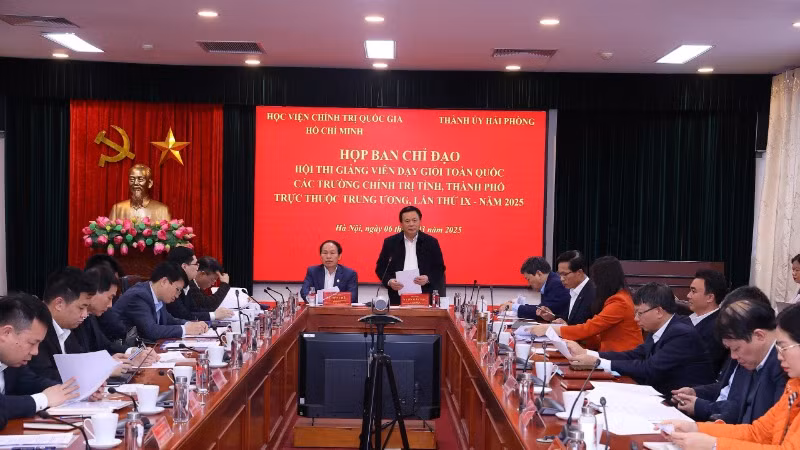 Đồng chí Nguyễn Xuân Thắng, Ủy viên Bộ Chính trị, Giám đốc Học viện Chính trị quốc gia Hồ Chí Minh, Chủ tịch Hội đồng Lý luận Trung ương, Trưởng Ban chỉ đạo Hội thi giảng viên dạy giỏi toàn quốc các trường chính trị tỉnh, thành phố trực thuộc Trung ương lần thứ 9, năm 2025 tại cuộc họp Ban chỉ đạo, Ban Tổ chức về kế hoạch triển khai các nội dung công việc liên quan tổ chức Hội thi.