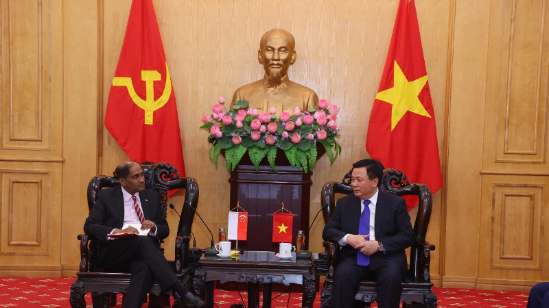 Đồng chí Nguyễn Xuân Thắng tiếp ngài Jaya Ratnam, Đại sứ đặc mệnh toàn quyền Cộng hòa Singapore tại Việt Nam.