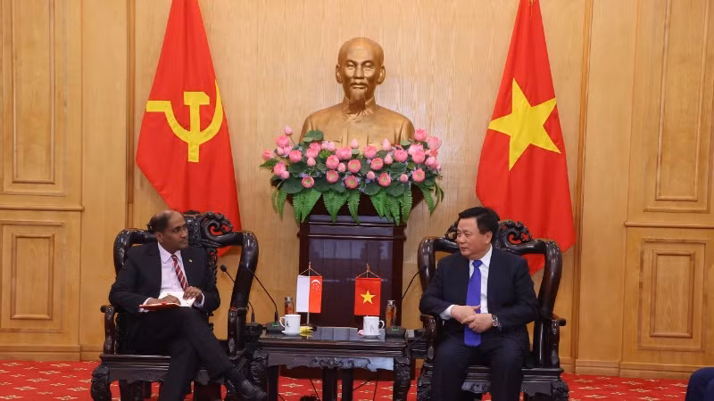 Đồng chí Nguyễn Xuân Thắng tiếp ngài Jaya Ratnam, Đại sứ đặc mệnh toàn quyền Cộng hòa Singapore tại Việt Nam.