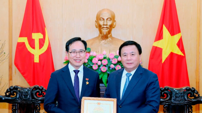 Đồng chí Nguyễn Xuân Thắng trao Kỷ niệm chương “Vì sự nghiệp đào tạo, bồi dưỡng lý luận chính trị” của Học viện Chính trị quốc gia Hồ Chí Minh tặng ông Choi Joo Ho.