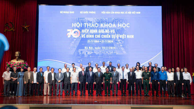 Các đại biểu chụp ảnh chung tại hội thảo. (Ảnh: SƠN TÙNG)