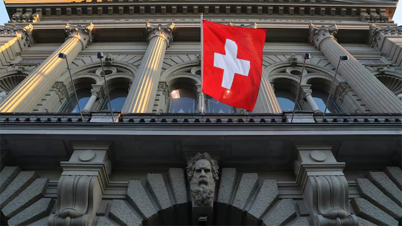 Quốc kỳ Thụy Sĩ tại Cung điện Liên bang Thụy Sĩ (Bundeshaus), trụ sở của Quốc hội và Chính phủ, ở Bern, Thụy Sĩ, ngày 18/3/2021. (Ảnh: REUTERS)