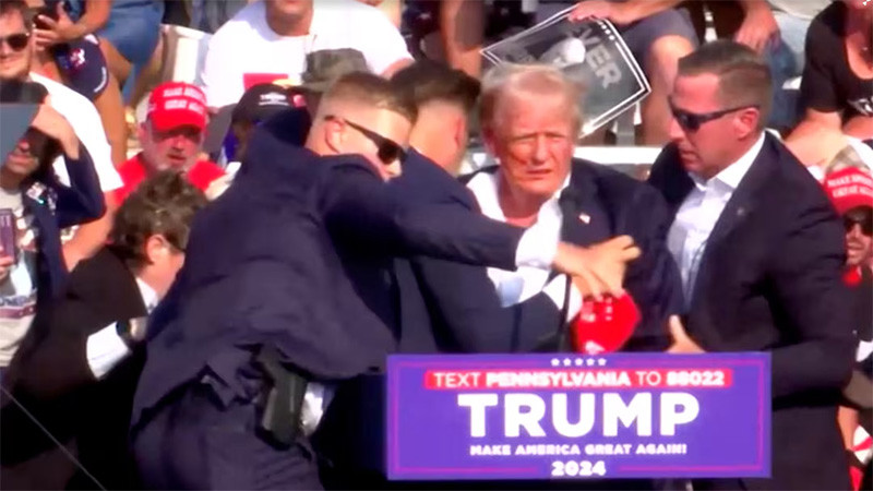 Cựu Tổng thống Mỹ Donald Trump được các mật vụ bảo vệ ngay sau khi tiếng súng xuất hiện. (Ảnh: Reuters)