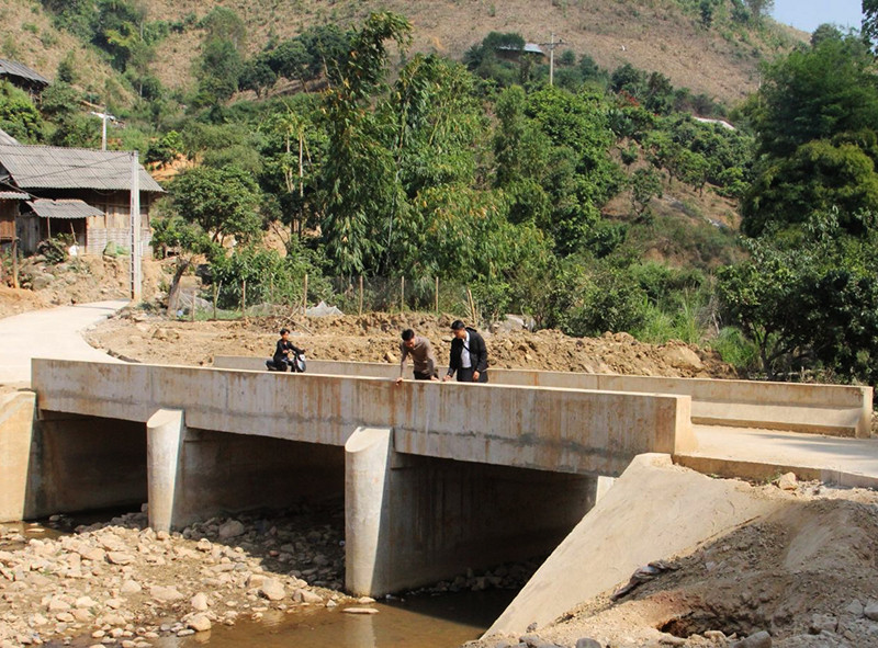 Cầu bê tông vào bản Nậm Pù, xã Huổi Một đã được đầu tư xây dựng, giải quyết vấn đề khó khăn trong đi lại cho người dân.