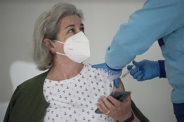 Nhân viên y tế tiêm vaccine ngừa Covid-19 cho người dân tại Anh. (Ảnh: AFP/TTXVN)
