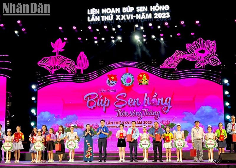 Phó Bí thư Thường trực Tỉnh ủy Sóc Trăng Hồ Thị Cẩm Đào và Phó Chủ tịch Thường trực Hội Đồng đội Trung ương Lê Hải Long tặng quà lưu niệm cho các đơn vị tham gia Liên hoan.