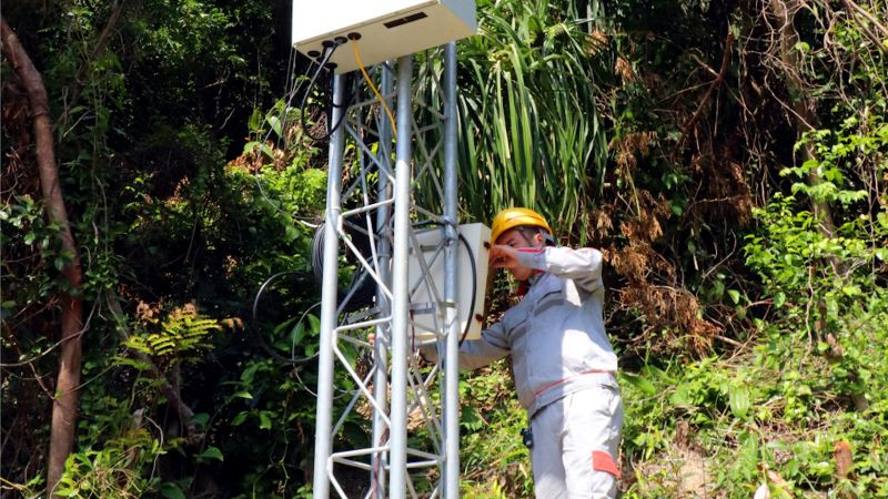 Kiểm tra, vận hành trạm phát sóng trên đảo Trần.