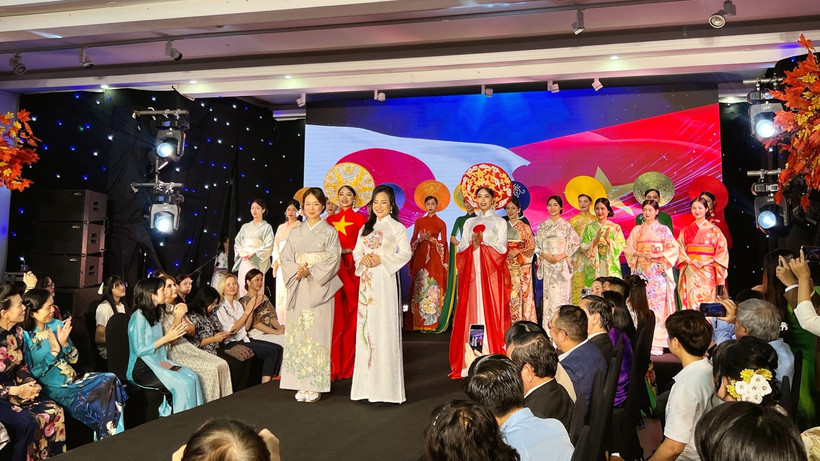 Màn trình diễn tôn vinh vẻ đẹp văn hoá qua áo dài Việt Nam và kimono Nhật Bản