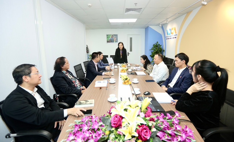 Tiến sĩ Ngô Phương Lan, Chủ tịch Hội đồng Chung khảo phát biểu trong phiên họp vòng Chung khảo. (Ảnh: Hội Truyền thông số Việt Nam) 