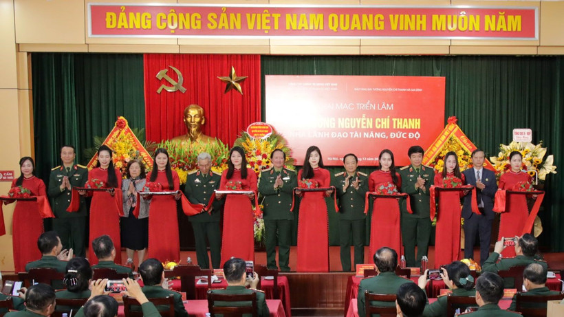 Các đại biểu cắt băng khai mạc triển lãm "Đại tướng Nguyễn Chí Thanh - Nhà lãnh đạo tài năng, đức độ". (Ảnh: Bảo tàng Lịch sử Quân sự Việt Nam)