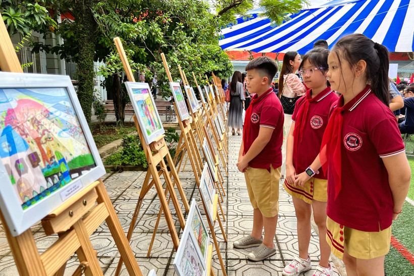 Học sinh ngắm triển lãm các bức tranh của mình và bạn học trong lễ khai giảng