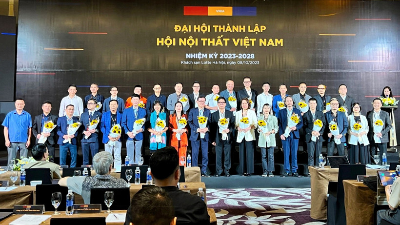 Các thành viên Ban Chấp hành Hội Nội thất Việt Nam nhiệm kỳ 2023-2028 ra mắt tại Đại hội.