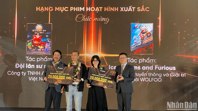 Tổng Biên tập Báo Nhân Dân Lê Quốc Minh và Nghệ sĩ Nhân dân Phạm Ngọc Tuấn trao giải cho hai tác phẩm Phim hoạt hình xuất sắc.