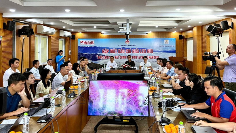 Quang cảnh buổi gặp mặt báo chí về giải leo núi "Bước chân trên mây".
