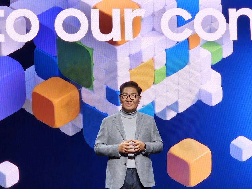 Phó Chủ tịch kiêm Giám đốc điều hành (CEO) Samsung Electronics Han Jong-hee phát biểu tại một cuộc họp báo ở Las Vegas, Mỹ, ngày 4/1/2023. (Ảnh: Yonhap)