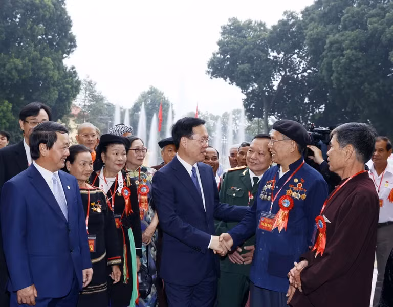 Chủ tịch nước Võ Văn Thưởng gặp mặt thân mật các đại biểu. (Ảnh: TTXVN)