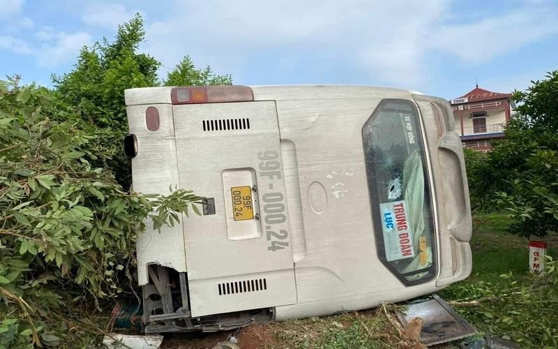 Hiện trường chiếc xe bị lật nghiêng.