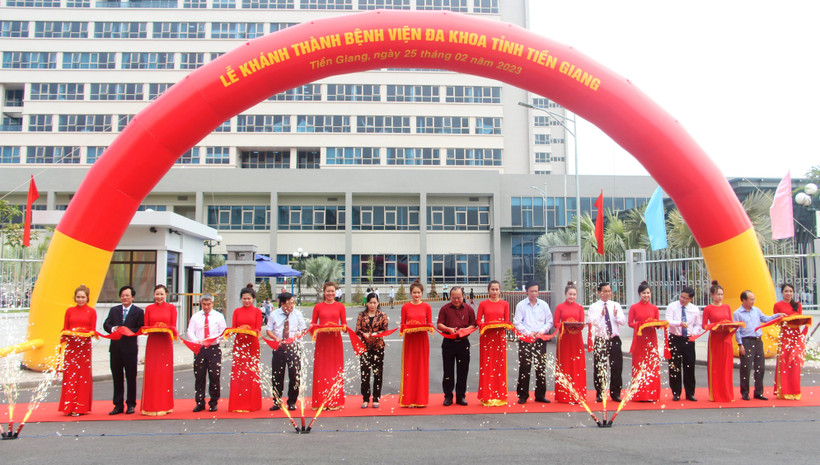 Cắt băng khánh thành Bệnh viện đa khoa tỉnh Tiền Giang.