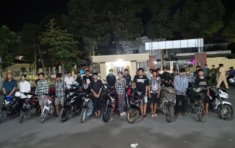 Nhóm thanh thiếu niên tham gia đua xe trái phép bị bắt.