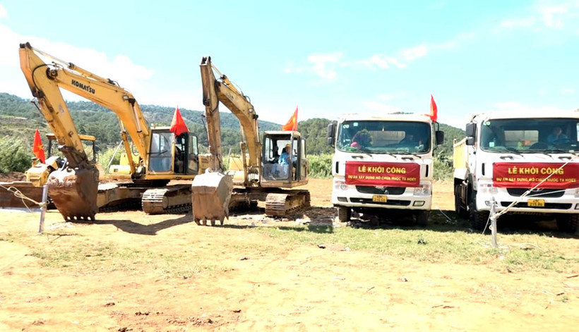 Các phương tiện tại lễ khởi công dự án.