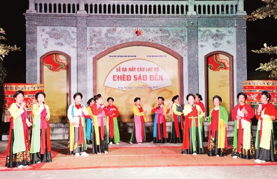 Các thành viên Câu lạc bộ Chèo Sáo Đền, huyện Vũ Thư, tỉnh Thái Bình biểu diễn làn điệu chèo cổ.