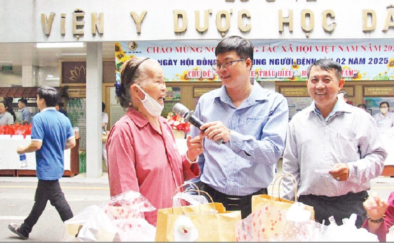 Người bệnh được chăm sóc y tế, trao tặng quà tại Viện y dược học dân tộc Thành phố Hồ Chí Minh.