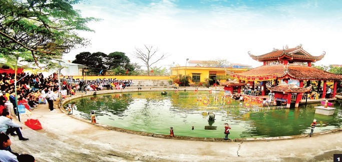 Buổi trình diễn kỹ năng điều khiển rối nước của các em học sinh Trường trung học cơ sở Nguyên Xá tại Thủy đình của làng Nguyễn.