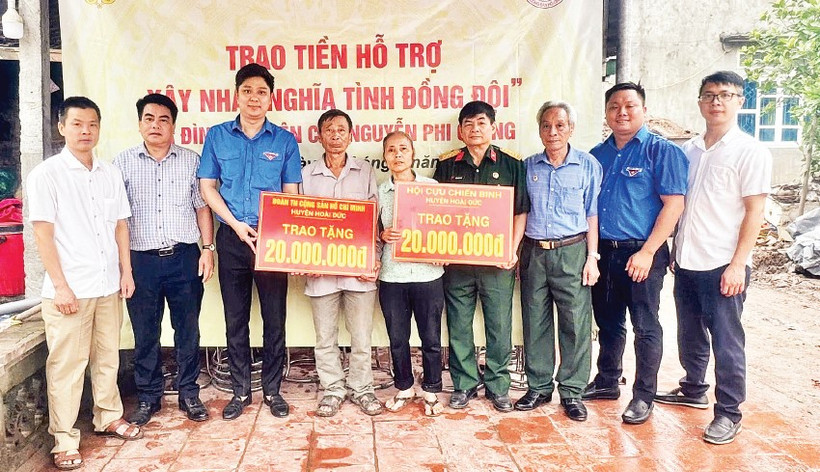 Hội Cựu chiến binh và Đoàn Thanh niên Cộng sản Hồ Chí Minh huyện Hoài Đức trao tiền hỗ trợ xây nhà cho gia đình ông Nguyễn Phi Quang.