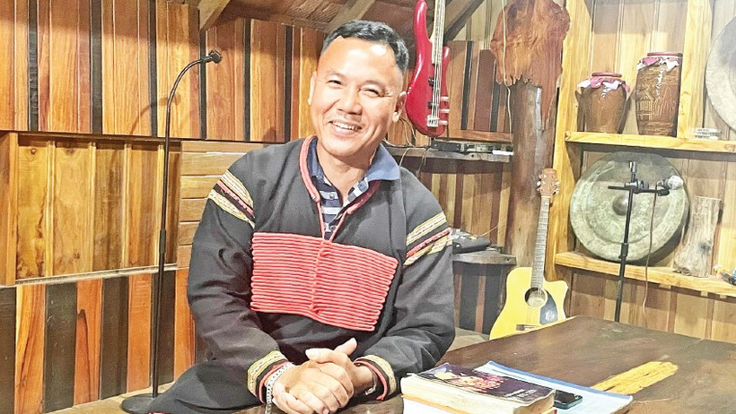 Nghệ nhân Ama Nhiên (Y Wôn Knul) tự hào chia sẻ về sử thi và kể Khan của người Ê Đê.