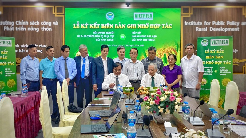 Chủ tịch VIPA Nguyễn Văn Sơn và Chủ tịch VIETRISA Bùi Bá Bổng, ký biên bản ghi nhớ hợp tác. 