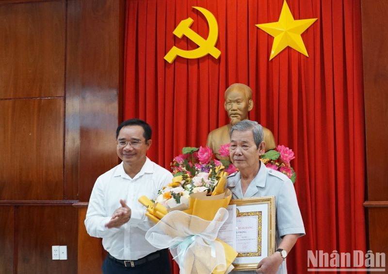 Bí thư Tỉnh ủy Long An Nguyễn Văn Được trao Huy hiệu 60 năm tuổi Đảng cho đồng chí Phạm Thanh Phong.