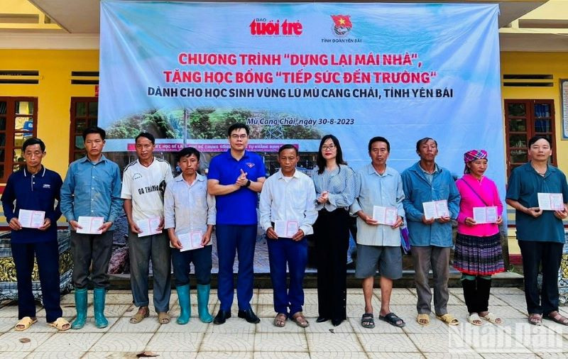 Báo Tuổi trẻ và Tỉnh đoàn Yên Bái trao sổ tiết kiệm cho người dân vùng lũ Mù Cang Chải.